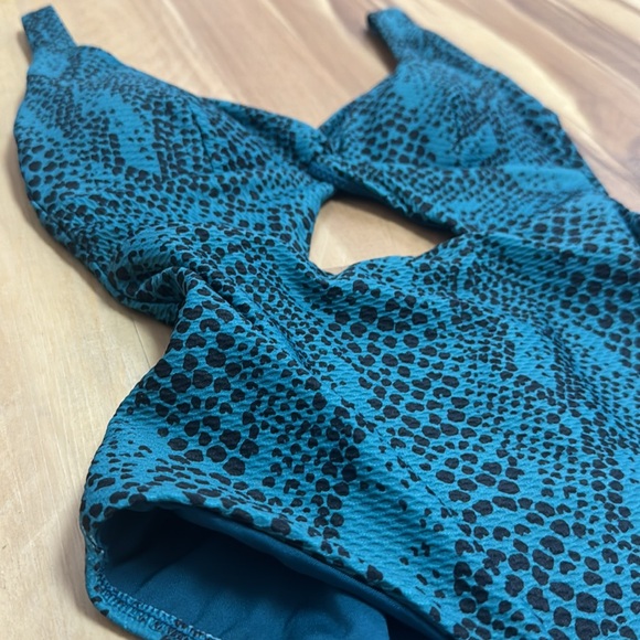 Baku Cut Out One Piece - Size 8CAN - Picture 6 of 7